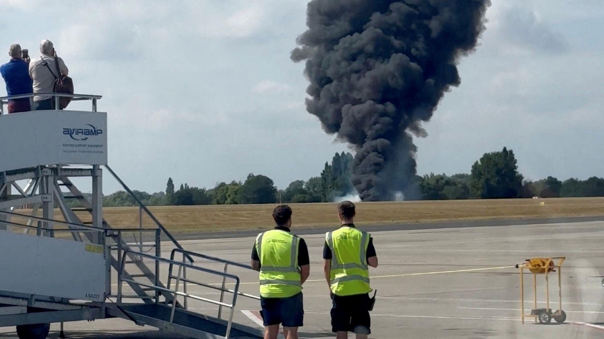 Enorme columna de humo por el accidente aéreo en el Aeropuerto Southend, en Londres