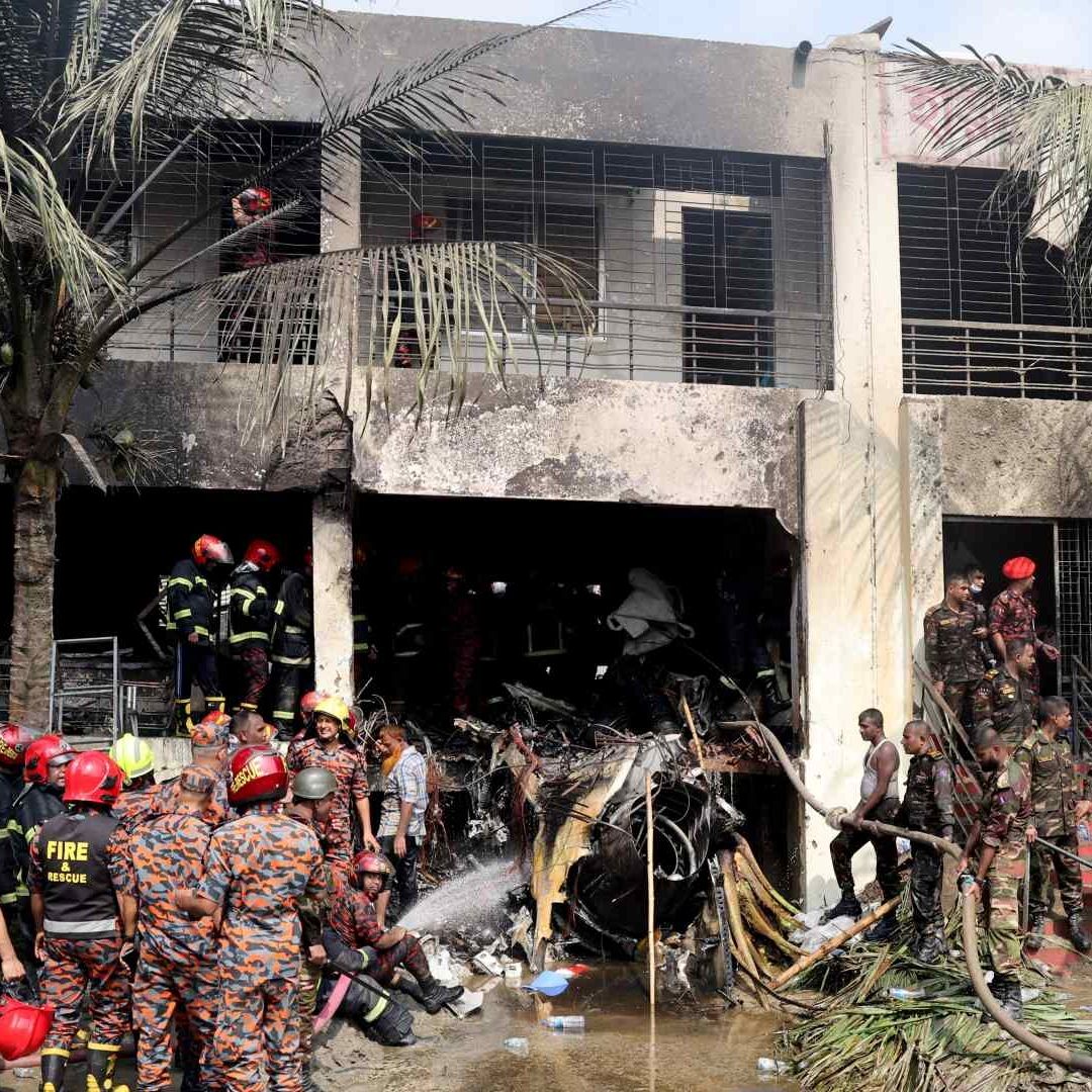 Avión se estrella en la escuela Milestone College, en Bangladesh