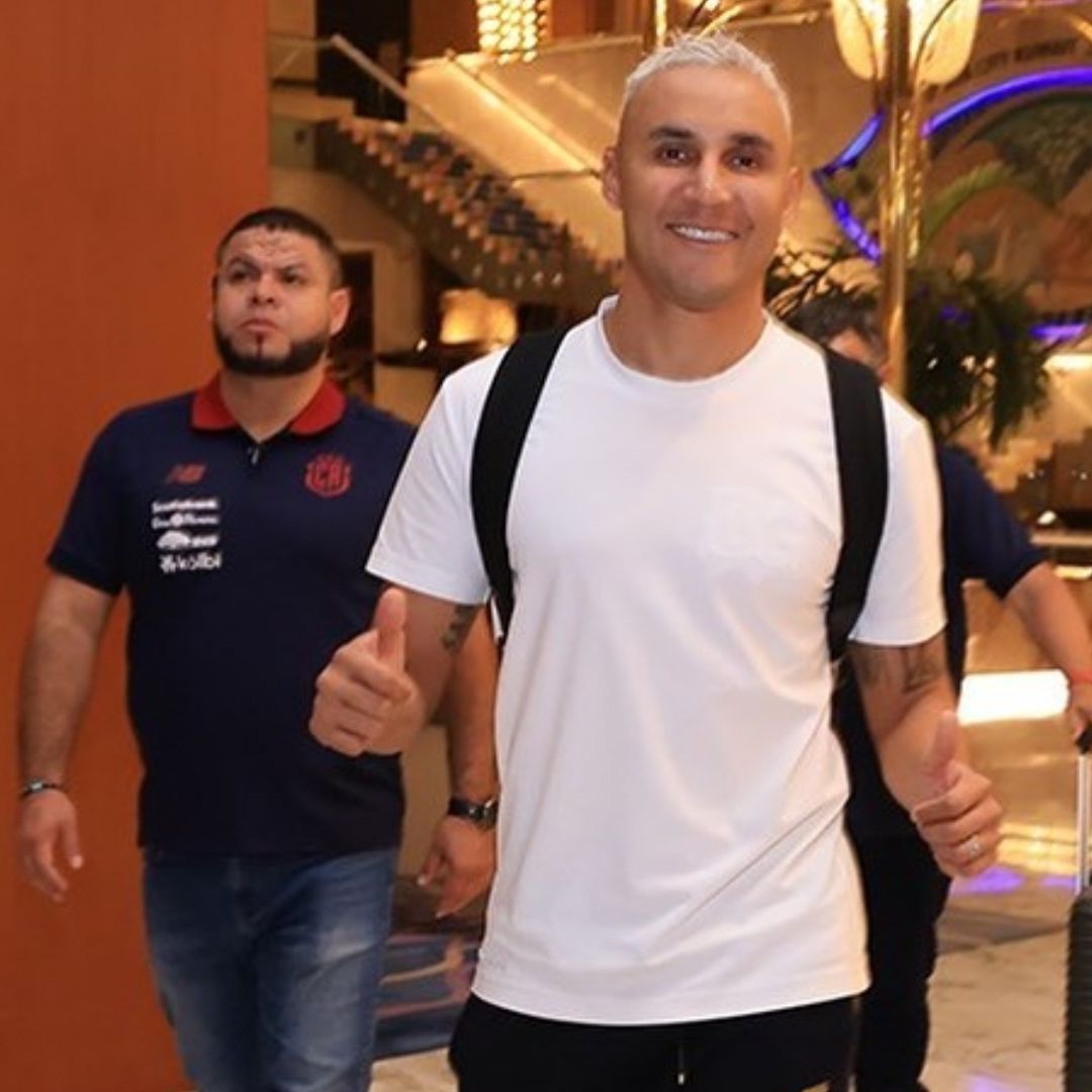 Keylor Navas camina junto a otras personas