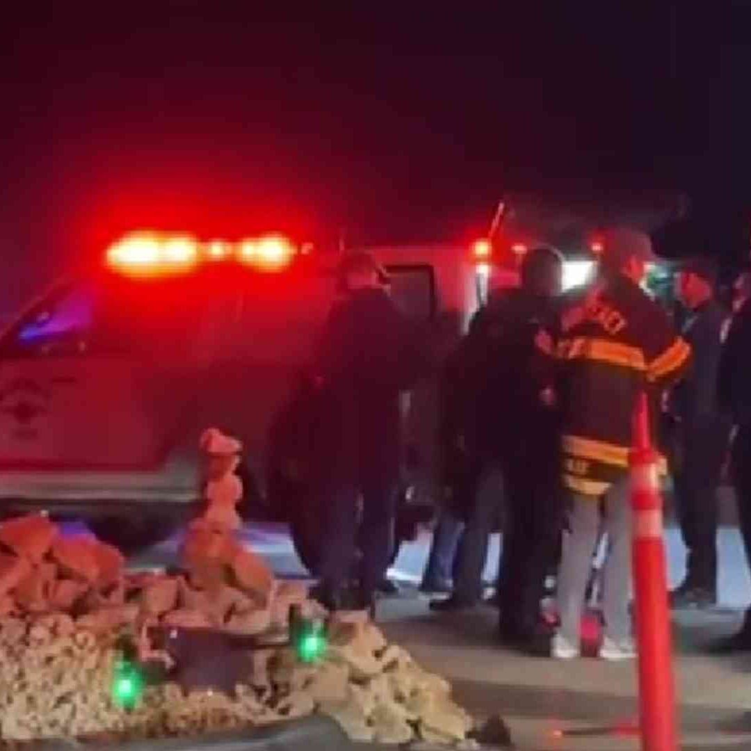Avioneta se Estrella en California, EUA