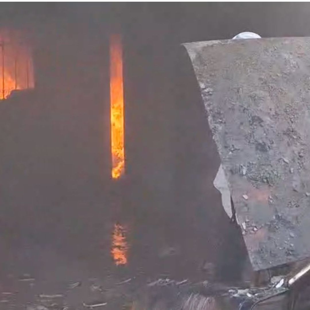 Se Incendia Casa y Auto de un Hombre de 80 Años en Colonia San Ángel; ¿Qué Pasó?
