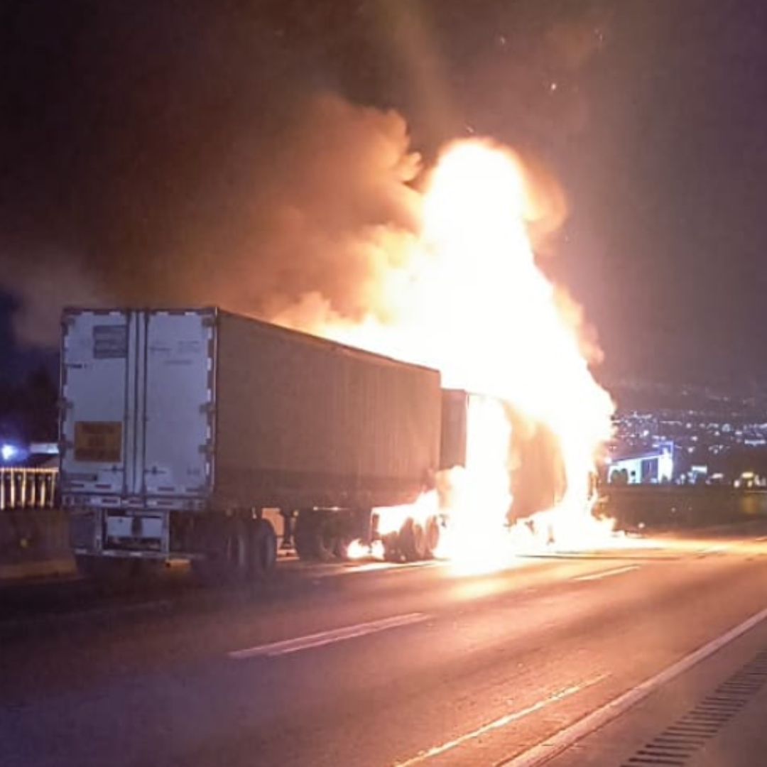 Accidente e Incendio de Tráiler en la Autopista México Puebla Provoca Cierre Parcial y Tráfico Lento