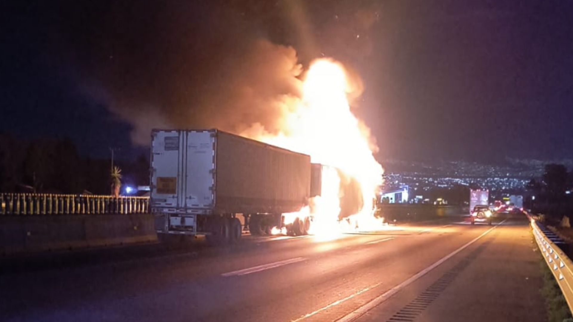 Accidente e Incendio de Tráiler en la Autopista México Puebla Provoca Cierre Parcial y Tráfico Lento
