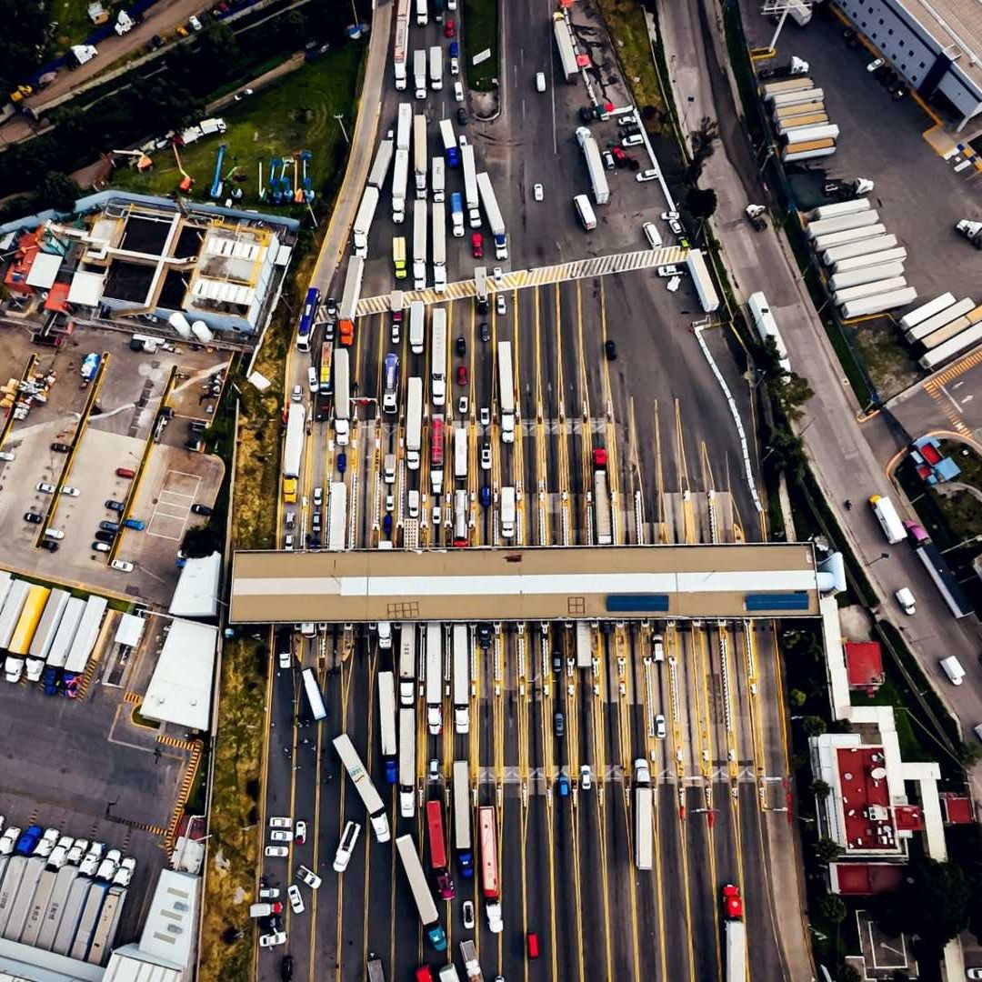 Vista aérea de autos y camiones en caseta de Tepotzotlán