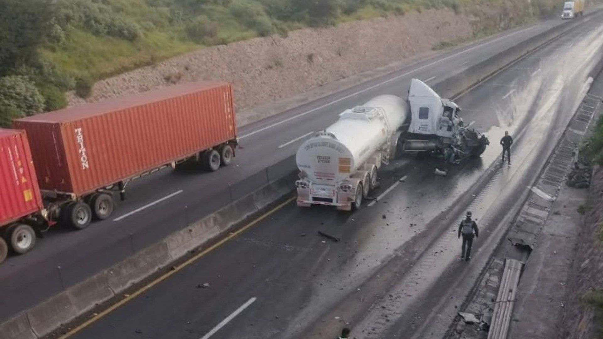 Cierre Total en Autopista Arco Norte por Accidente de Pipa y Derrame de Combustible en Puebla