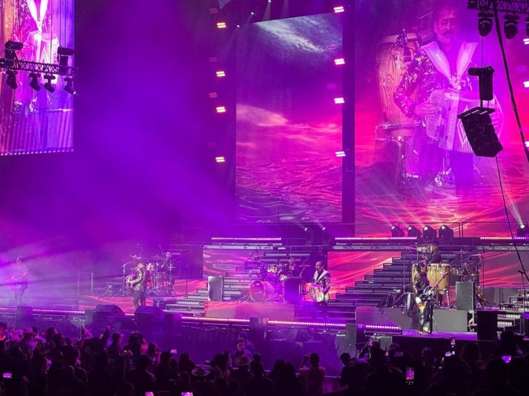 Los Tirgres del Norte durante su presentación en el Palacio de los Deportes frente a una multitud de fans.