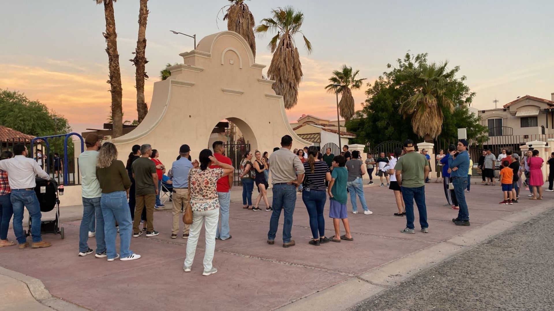 Vecinos de Colonia Puerta Real se Manifiestan ante Fallas en Servicio de Luz en Hermosillo