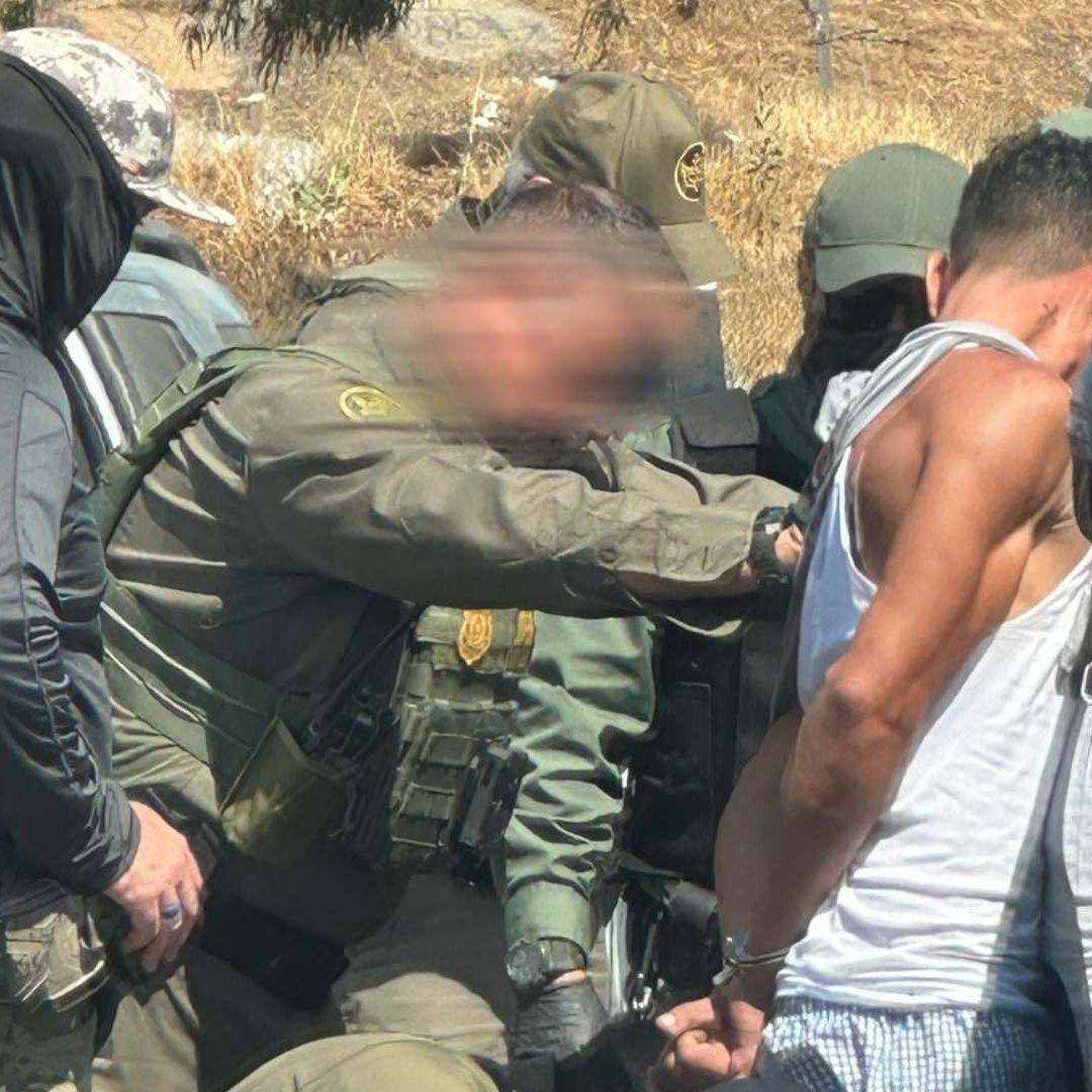 Seis agentes de EUA esposan a un hombre