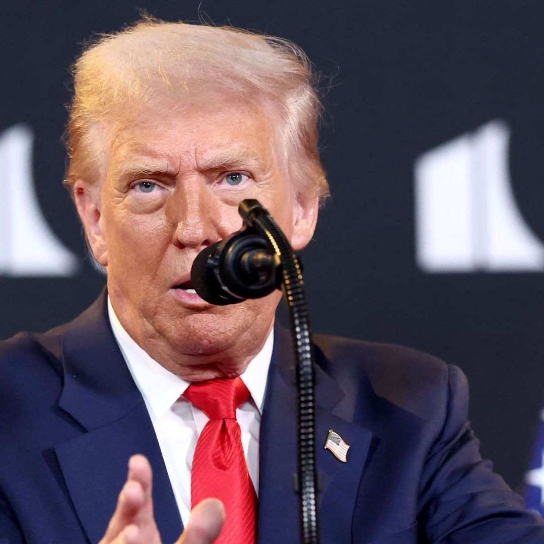 Donald Trump habla durante una visita al Centro Kennedy