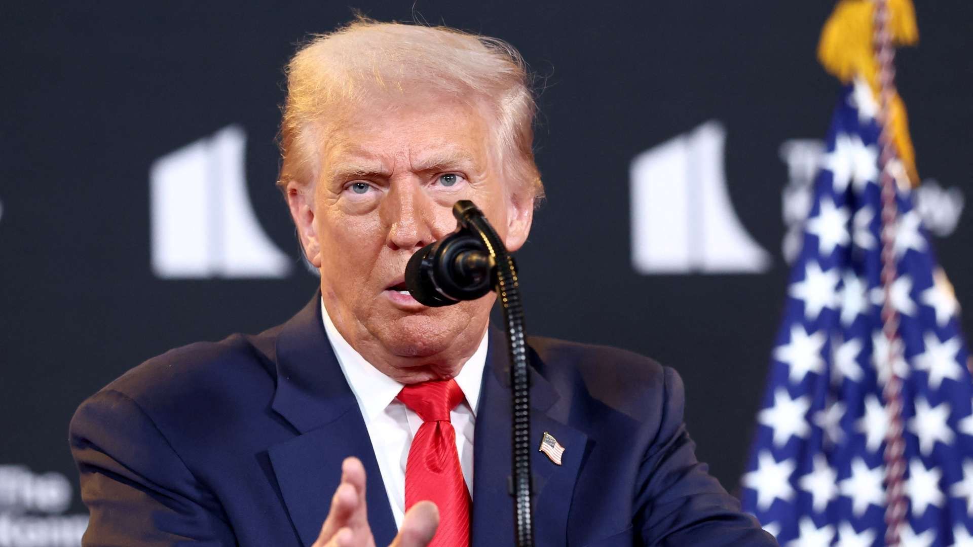 Donald Trump habla durante una visita al Centro Kennedy