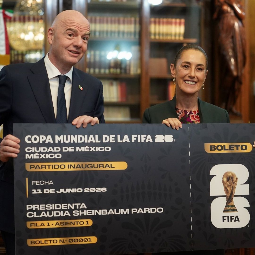 Gianni Infantino y Claudia Sheinbaum con el boleto 001 del Mundial 2026
