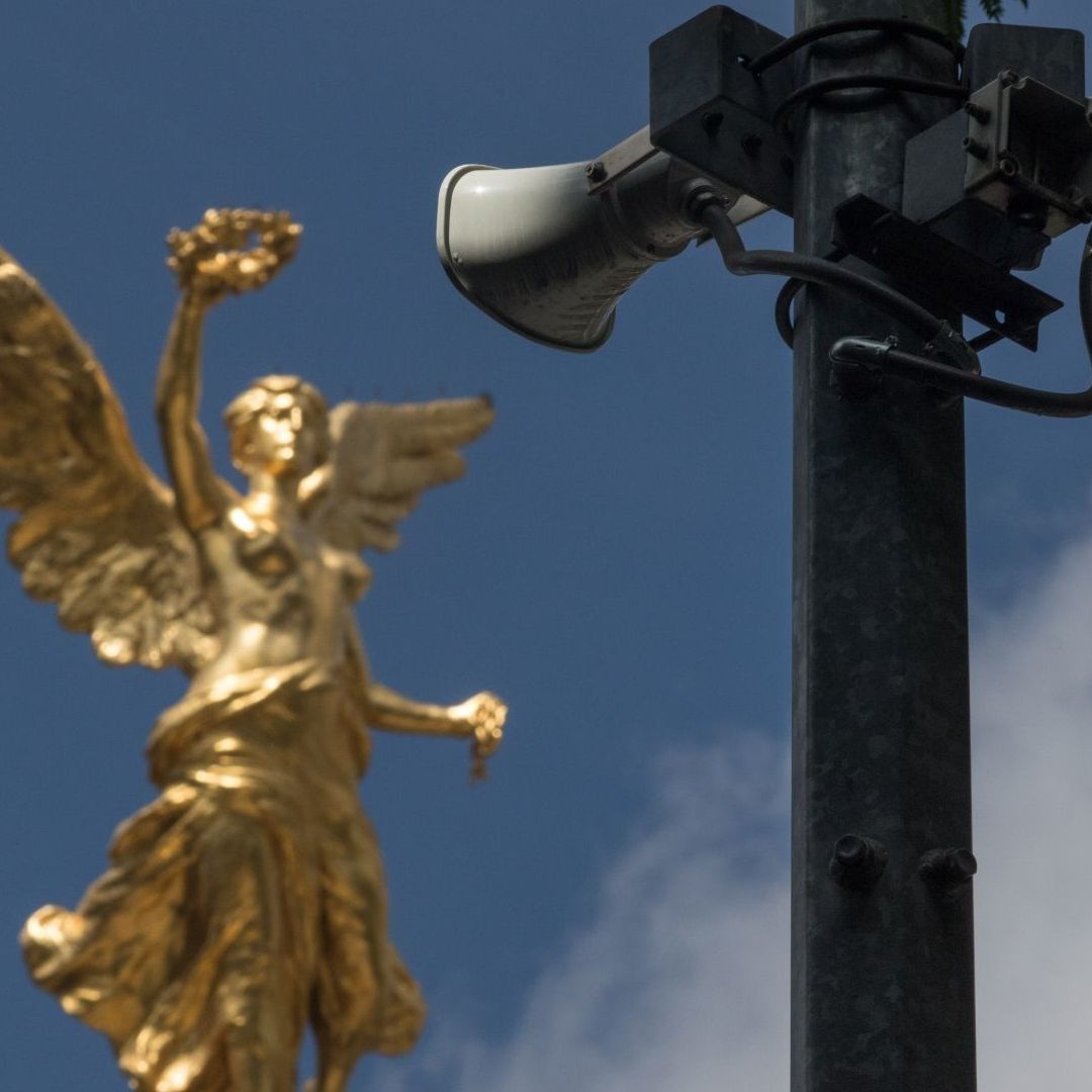 Bocina del C5 que emite la alerta sísmica en inmediaciones del Ángel de la Independencia, en CDMX