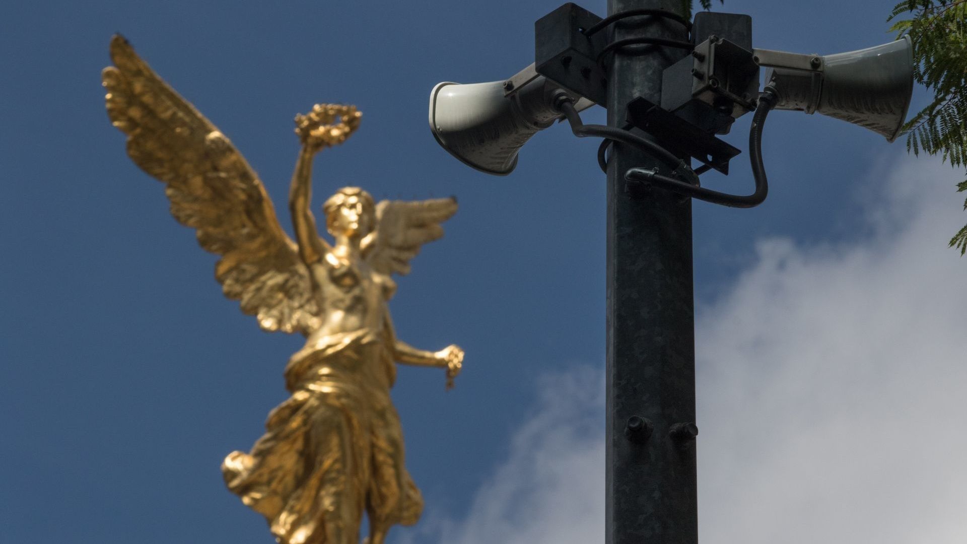 Bocina del C5 que emite la alerta sísmica en inmediaciones del Ángel de la Independencia, en CDMX