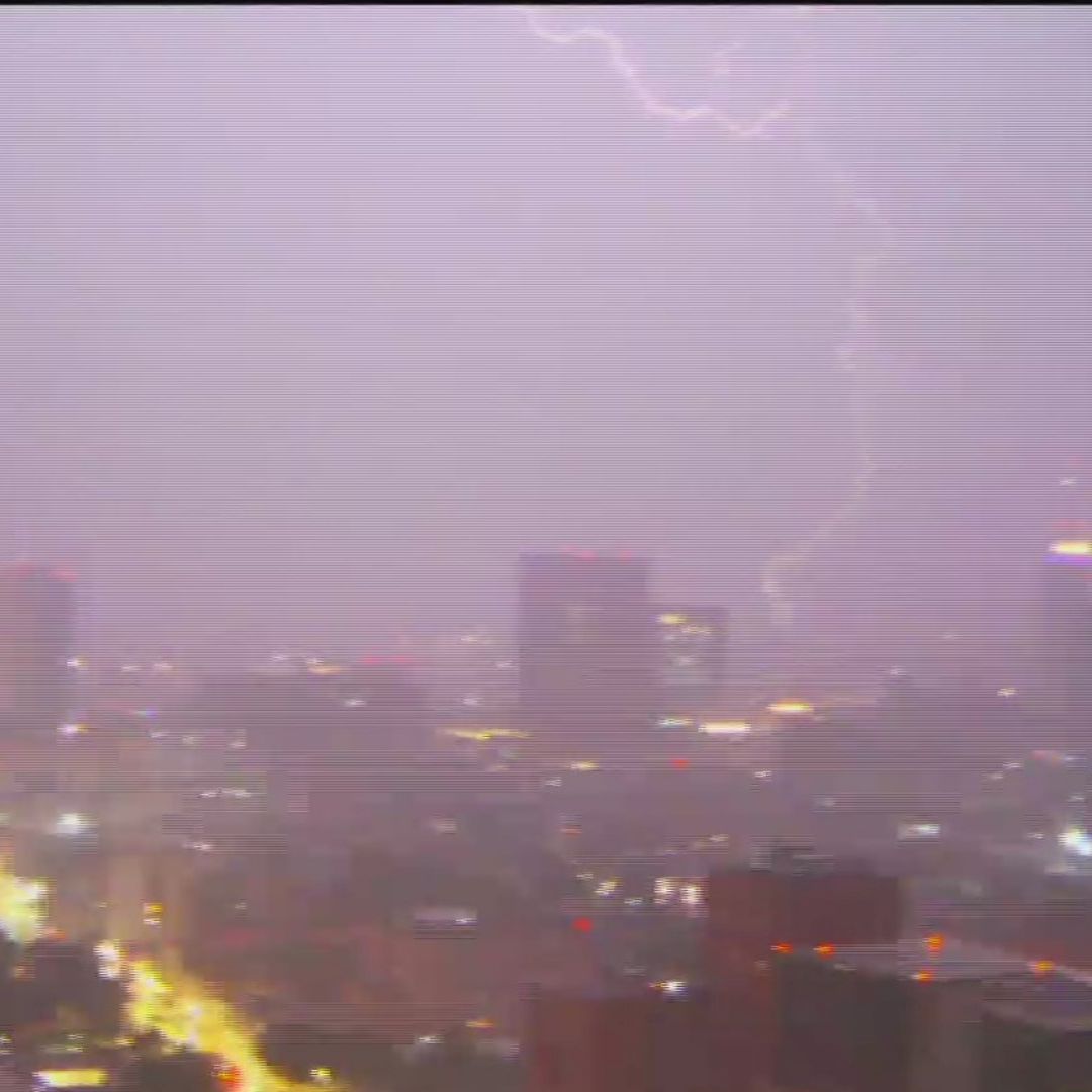 Momento en que rayo ilumina la CDMX hoy, 2 de septiembre de 2025
