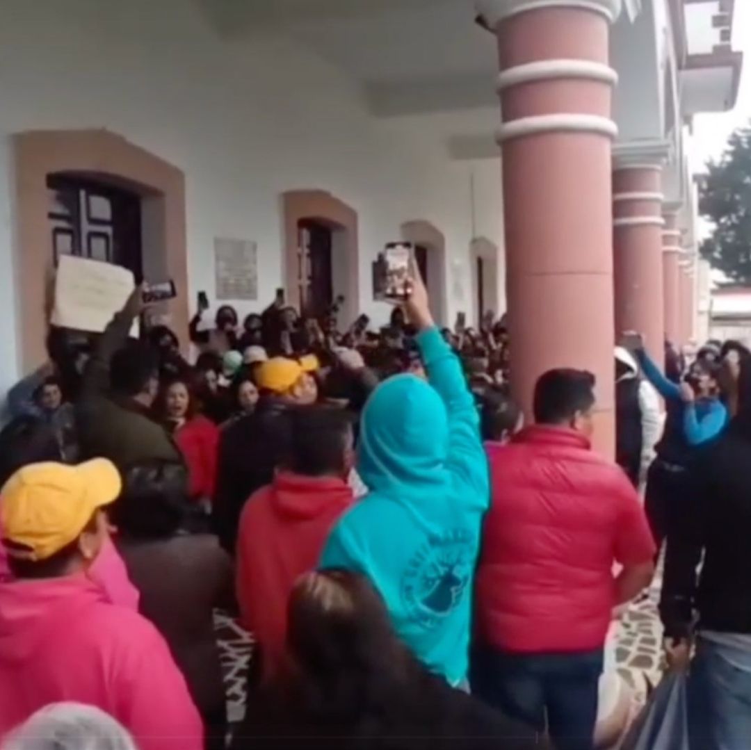 Enfrentamiento Habitantes de Teteles con Normalistas de Escuela Carmen Serdán Puebla