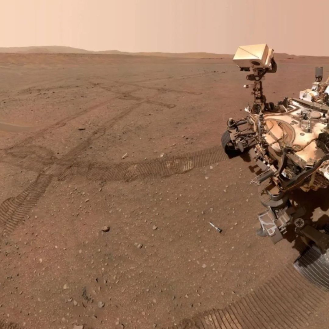 El rover Perseverance de la NASA tomando una foto del planeta Marte.