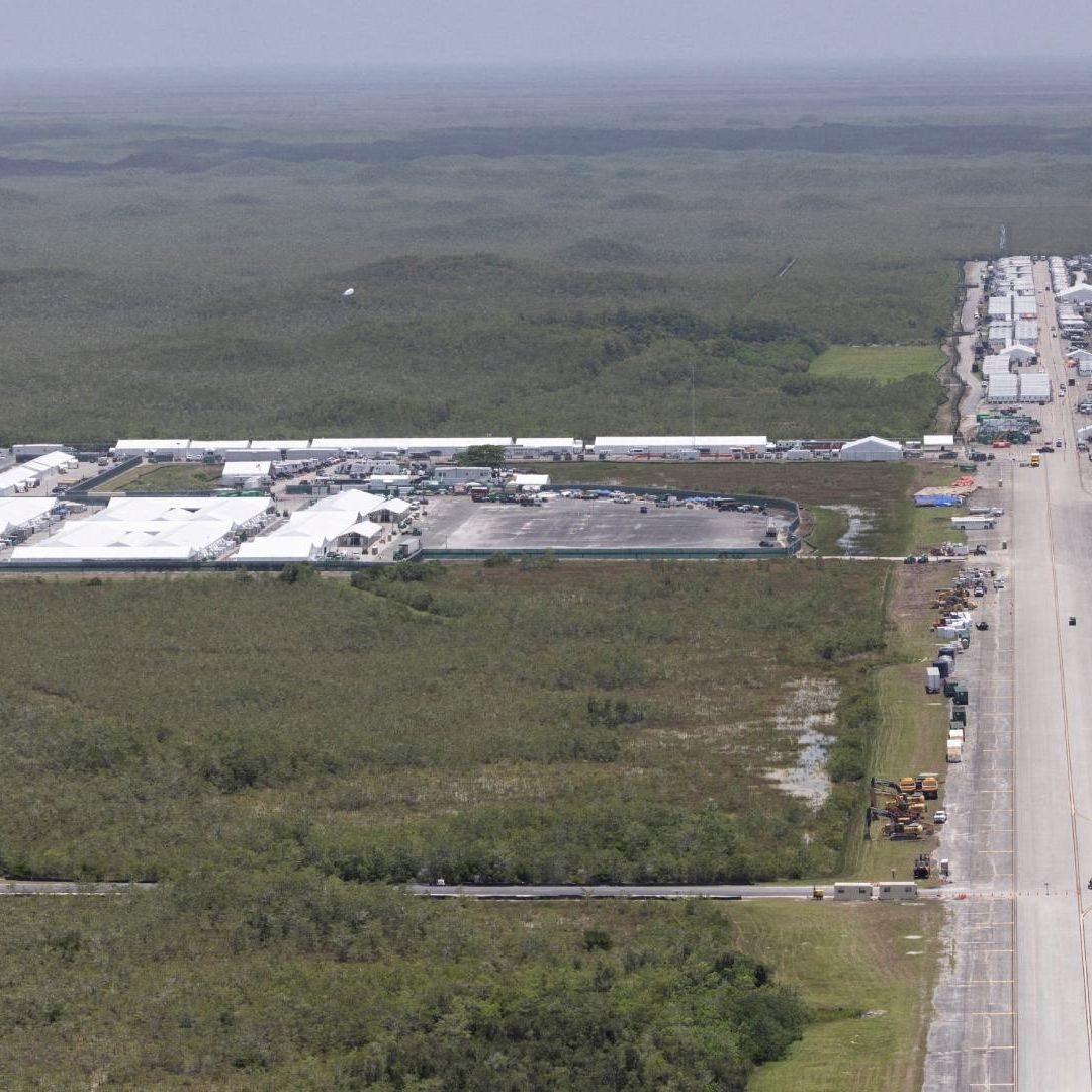 Corte de Apelaciones de EUA Suspende Orden para Desmantelar ‘Alligator Alcatraz’
