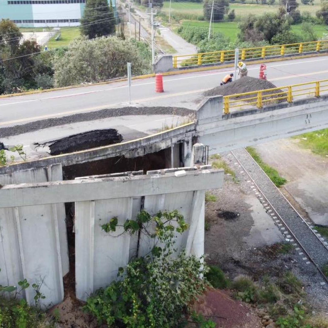 Se Forma Socavón en el Puente del Bulevar Aeropuerto de Huejotzingo cerca de Autopista México Puebla