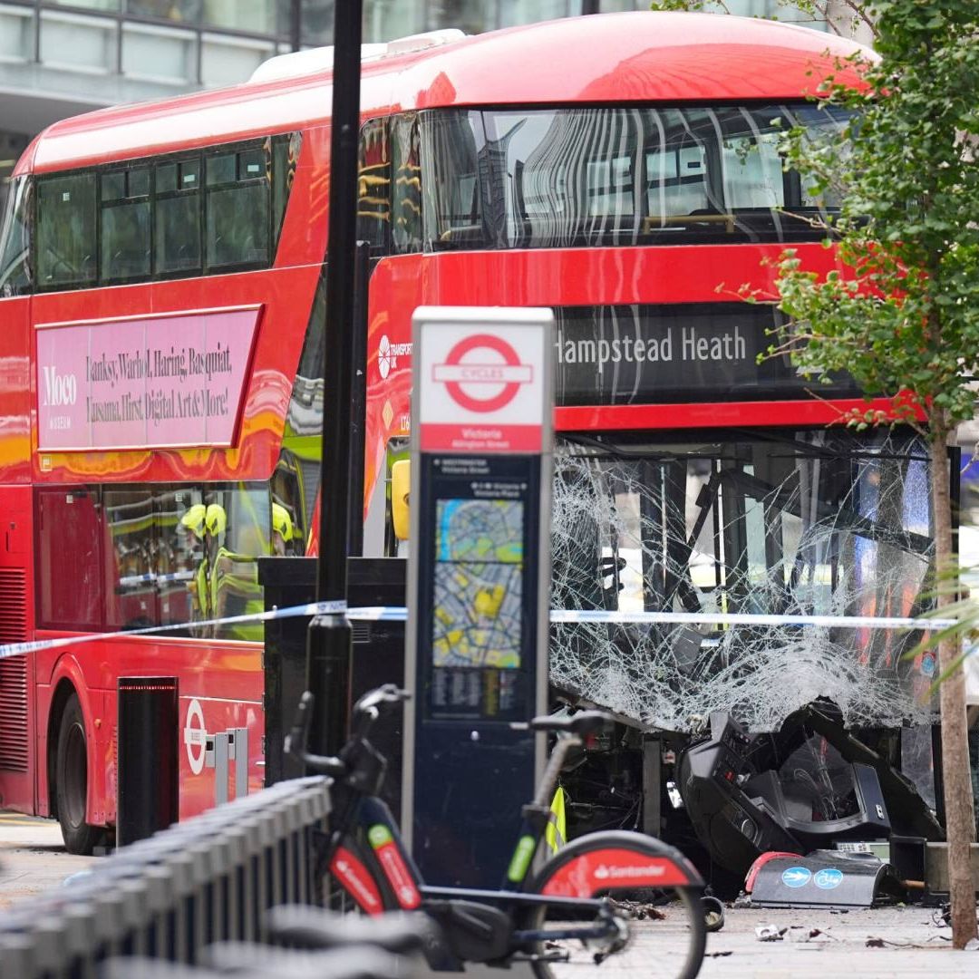 Autobús rojo de dos pisos dañado luego de accidente