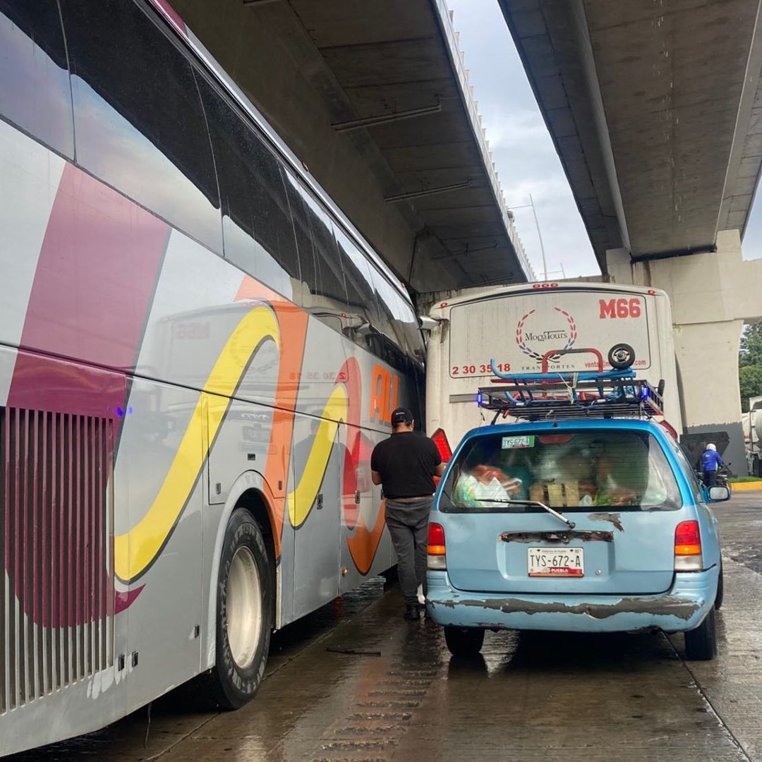 Accidente Hoy en la Autopista México Puebla Autobús Choca contra Microbús y Auto