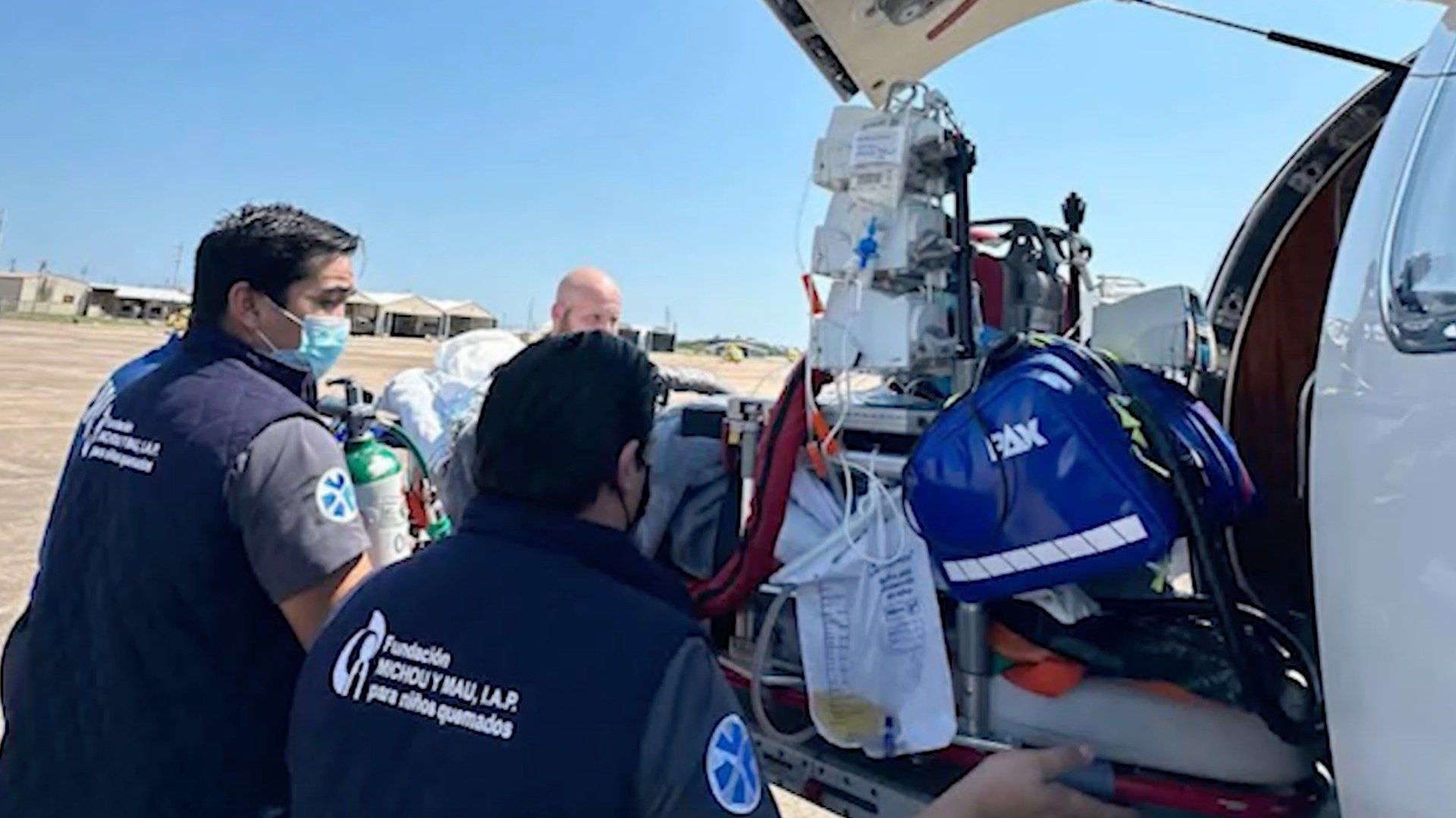 El menor, identificado como Dante, fue trasladado en un avión ambulancia desde el Hospital Juárez del IMSS hacia Texas en Estado Unidos.