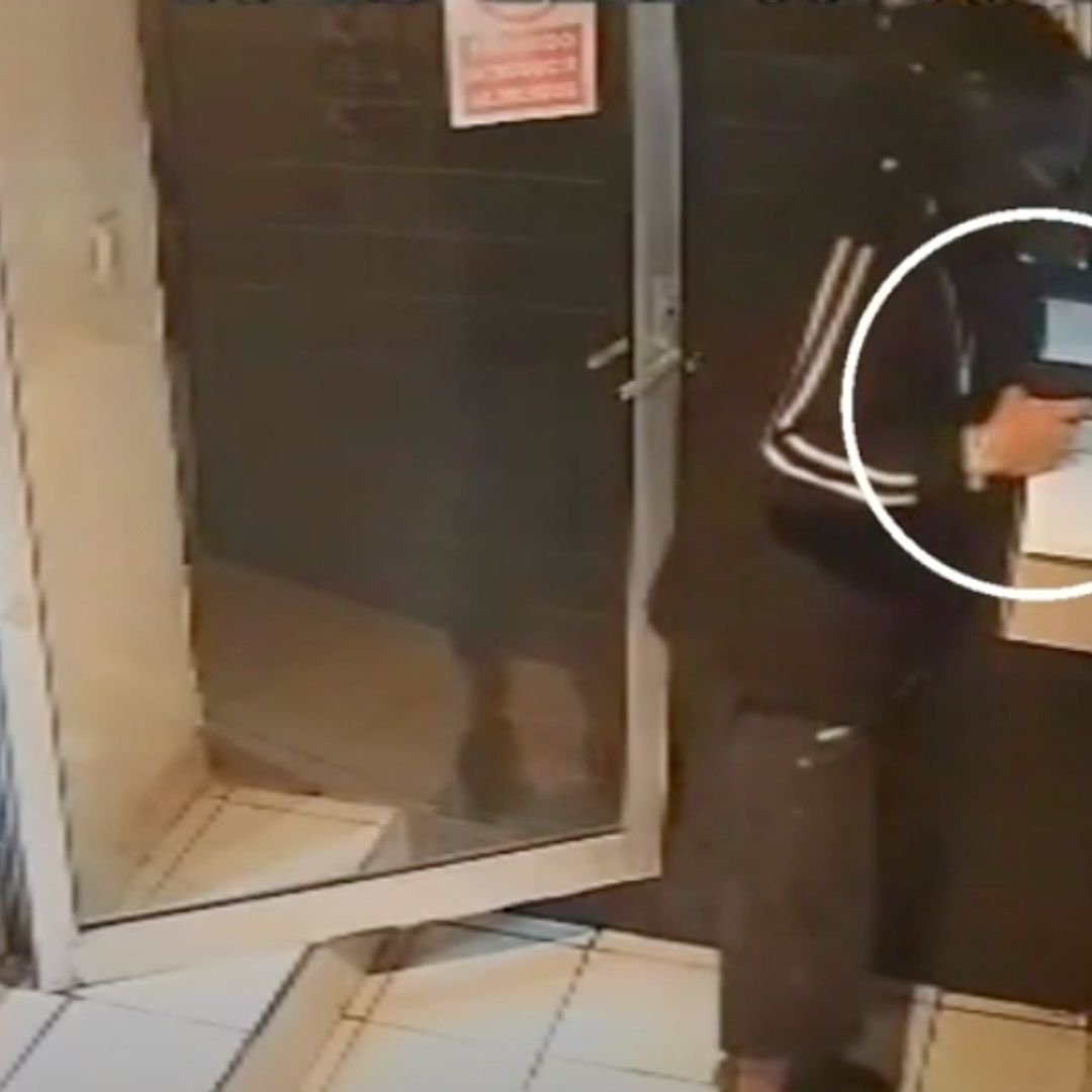 Asaltan negocio de alitas en Santa Catarina