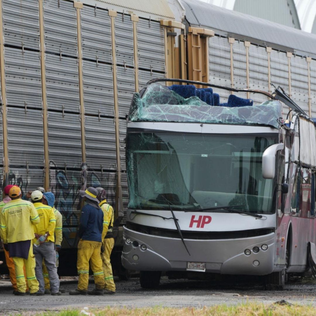 Dan de Alta a 34 Lesionados por Choque entre Tren y Autobús en Atlacomulco, Edomex