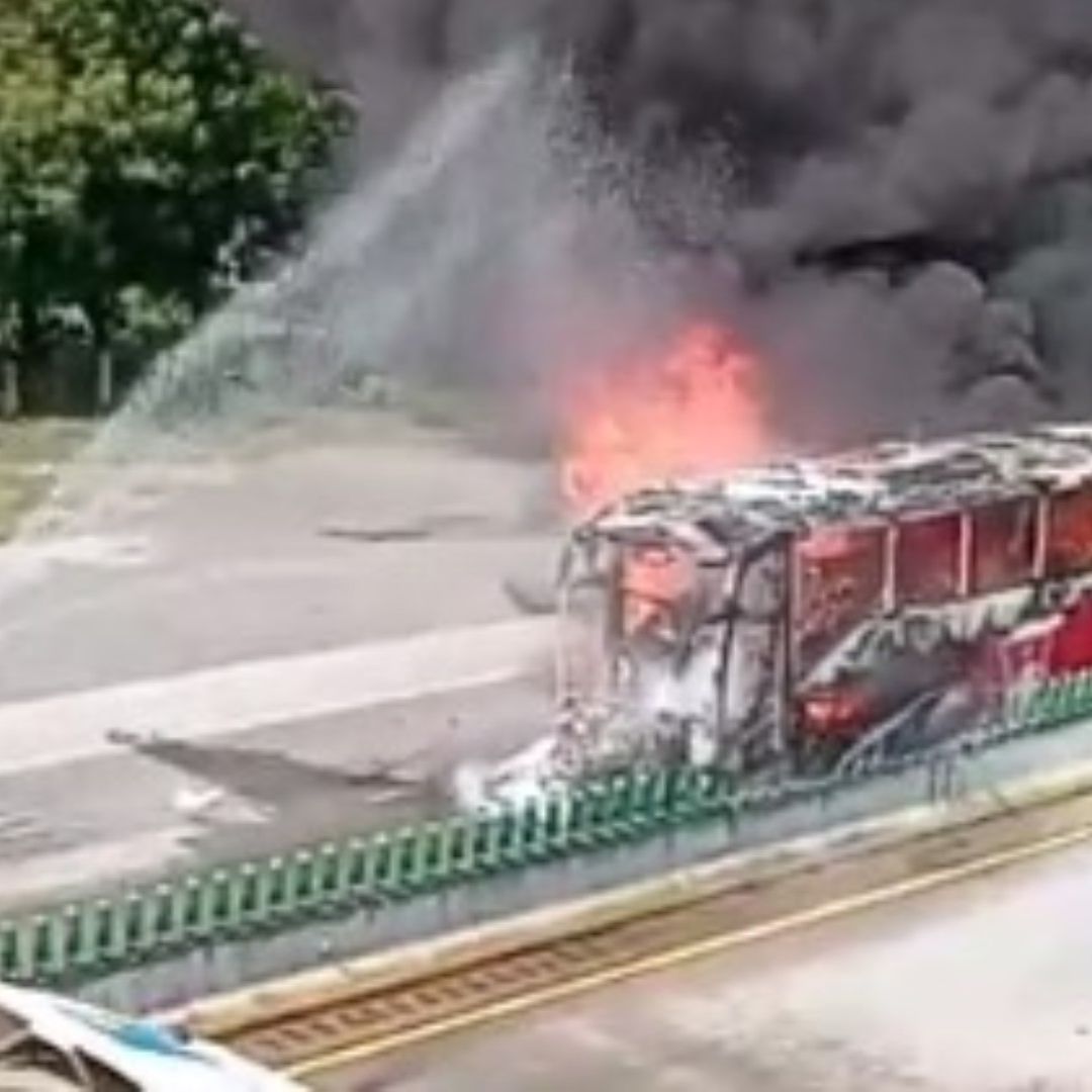 fuerte accidente vehicular registrado en la autopista Córdoba–Veracruz, las unidades involucradas en este accidente son un autobús de transporte publico foráneo y un tráiler.
