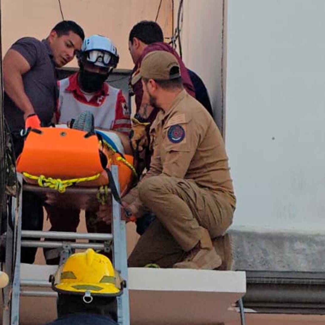 Hombre Cae de Segundo Piso al Realizar Mantenimiento de Aires Acondicionados