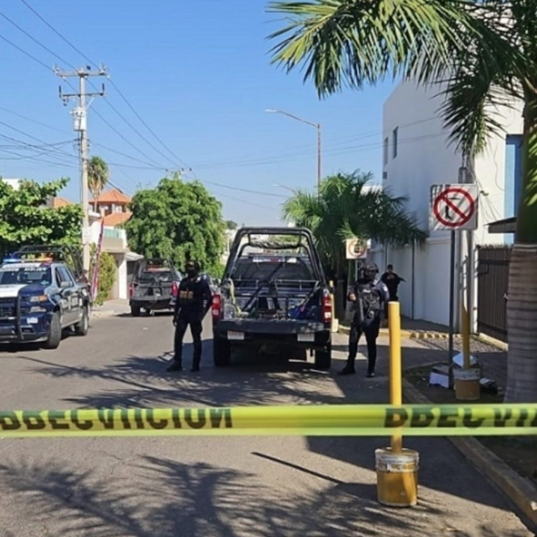 Autoridades acordonan zona donde asesinaron a Benjamín Villarreal, exmando de la Policía Municipal de Culiacán