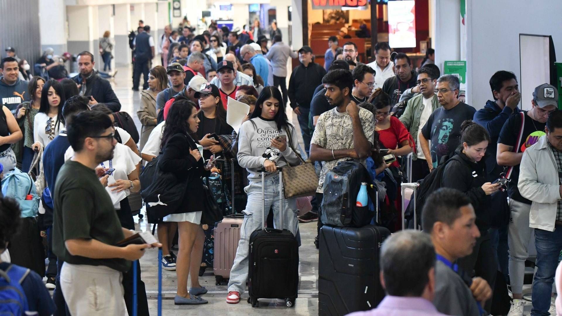 El AICM suspendió todos los vuelos hoy en las primeras horas de la mañana y pidió a los usuarios ponerse en contacto con su aerolínea
