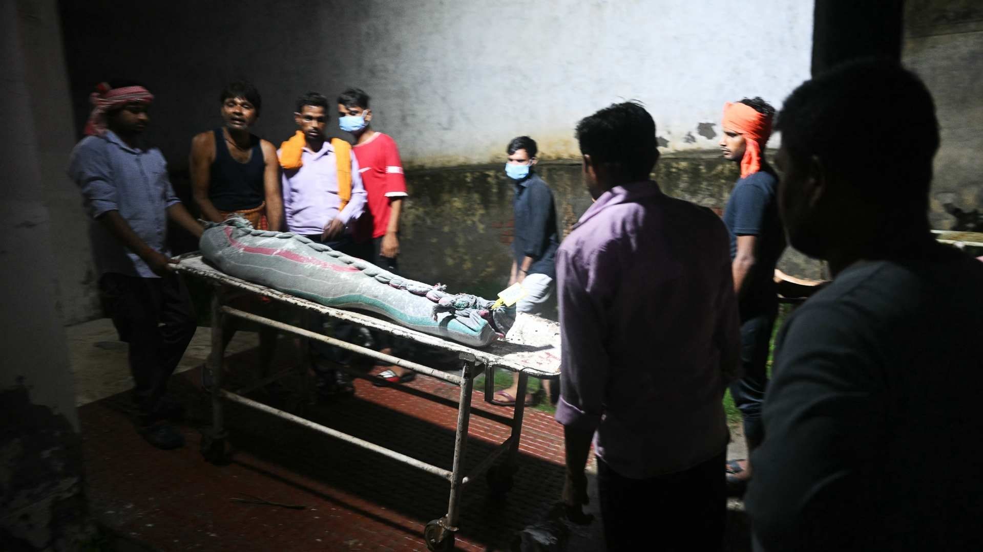 Hombre despierta en crematorio en la India