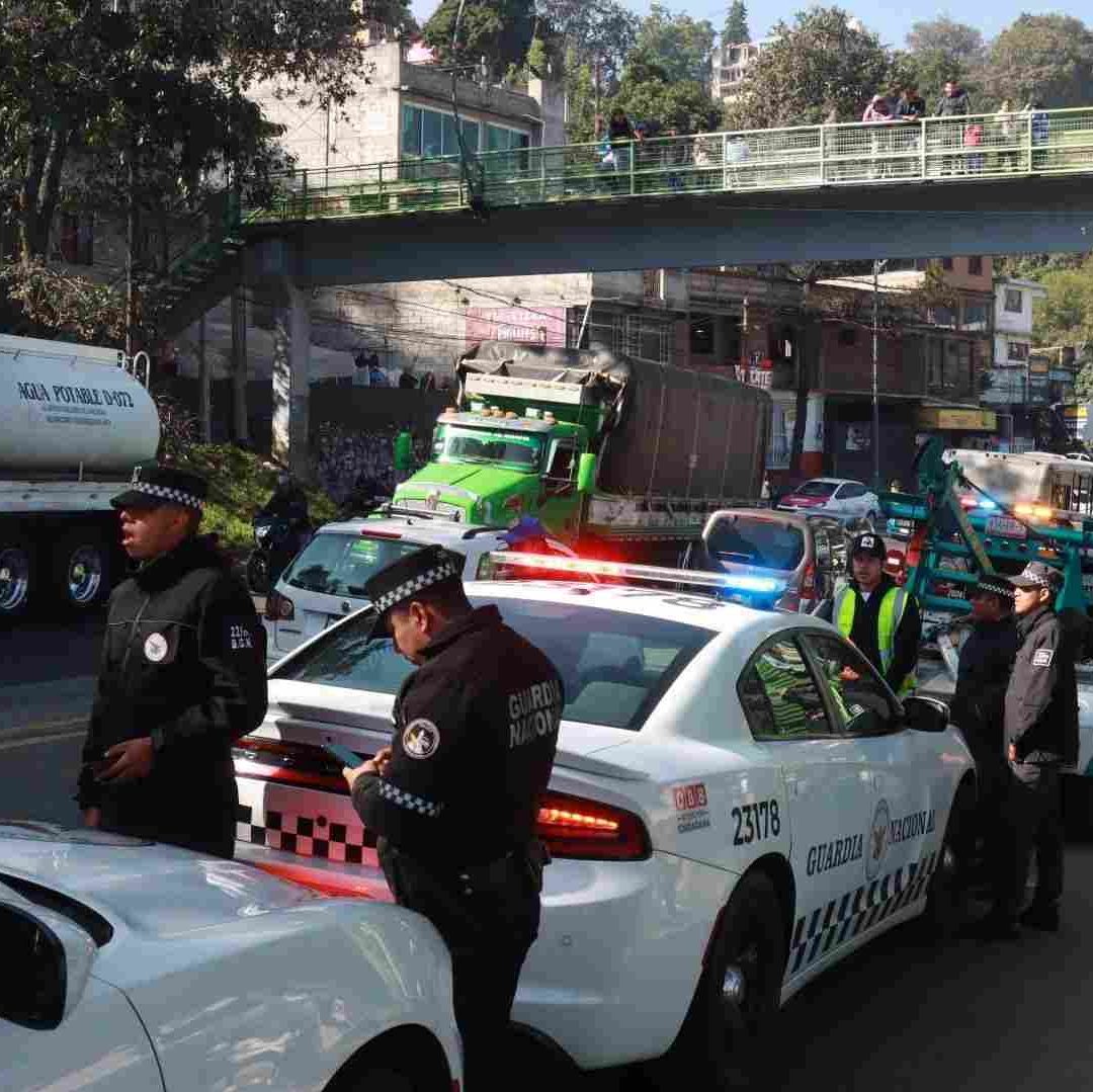 Volcadura camión de transporte público México-Cuernavaca