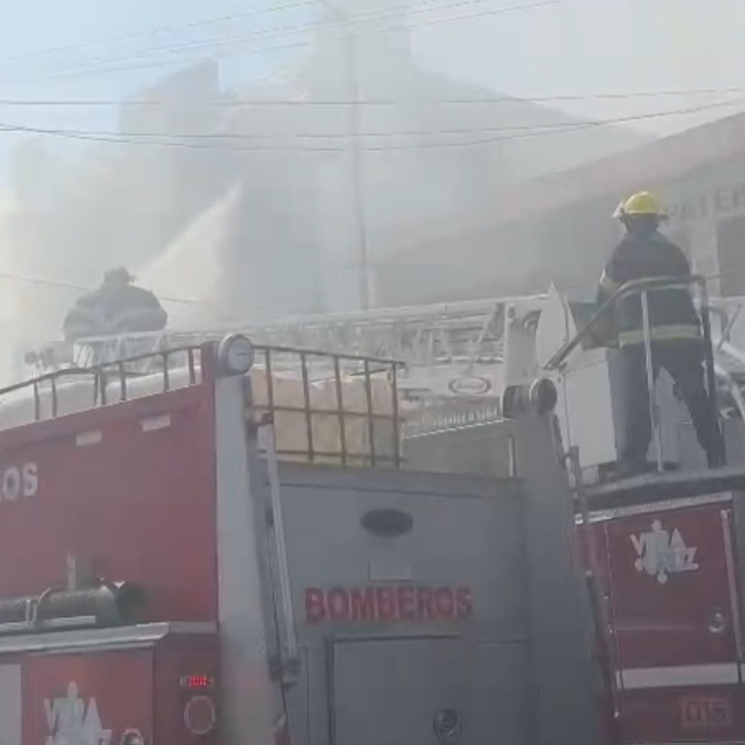Se informó que los negocios que se encuentran ubicados en la parte baja de la bodega donde se originó el fuego, fueron desalojados de manera preventiva.
