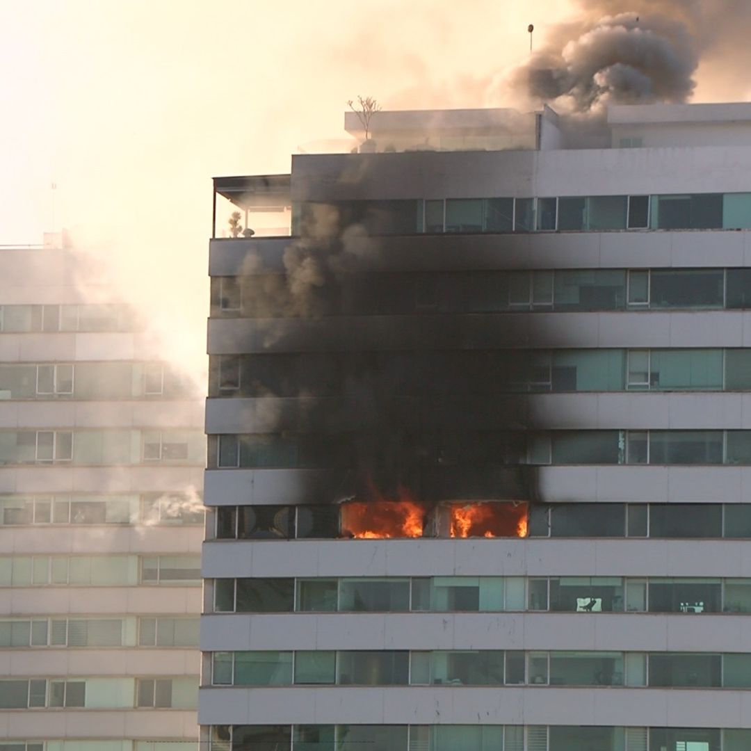 Tres Lesionados y Dos Departamentos en Cenizas por Incendio en Torre Palmas I de Puebla