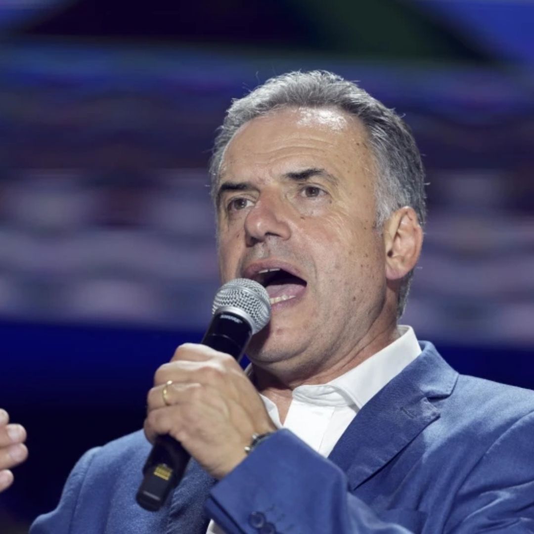 Yamandú Orsi, candidato del Frente Amplio, se dirige a sus seguidores después de ganar la segunda vuelta presidencial en Montevideo, Uruguay