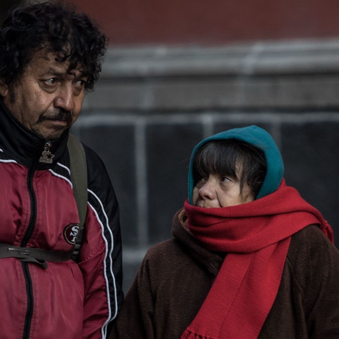 Habitantes de la CDMX tratan de abrigarse ante las bajas temperaturas
