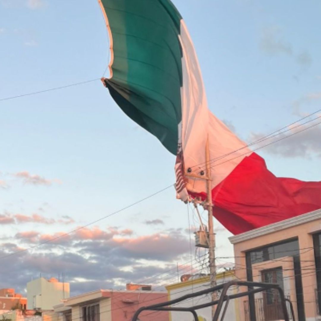 Bandera monumental deja sin luz a colonias tras desprendimiento en Campeche