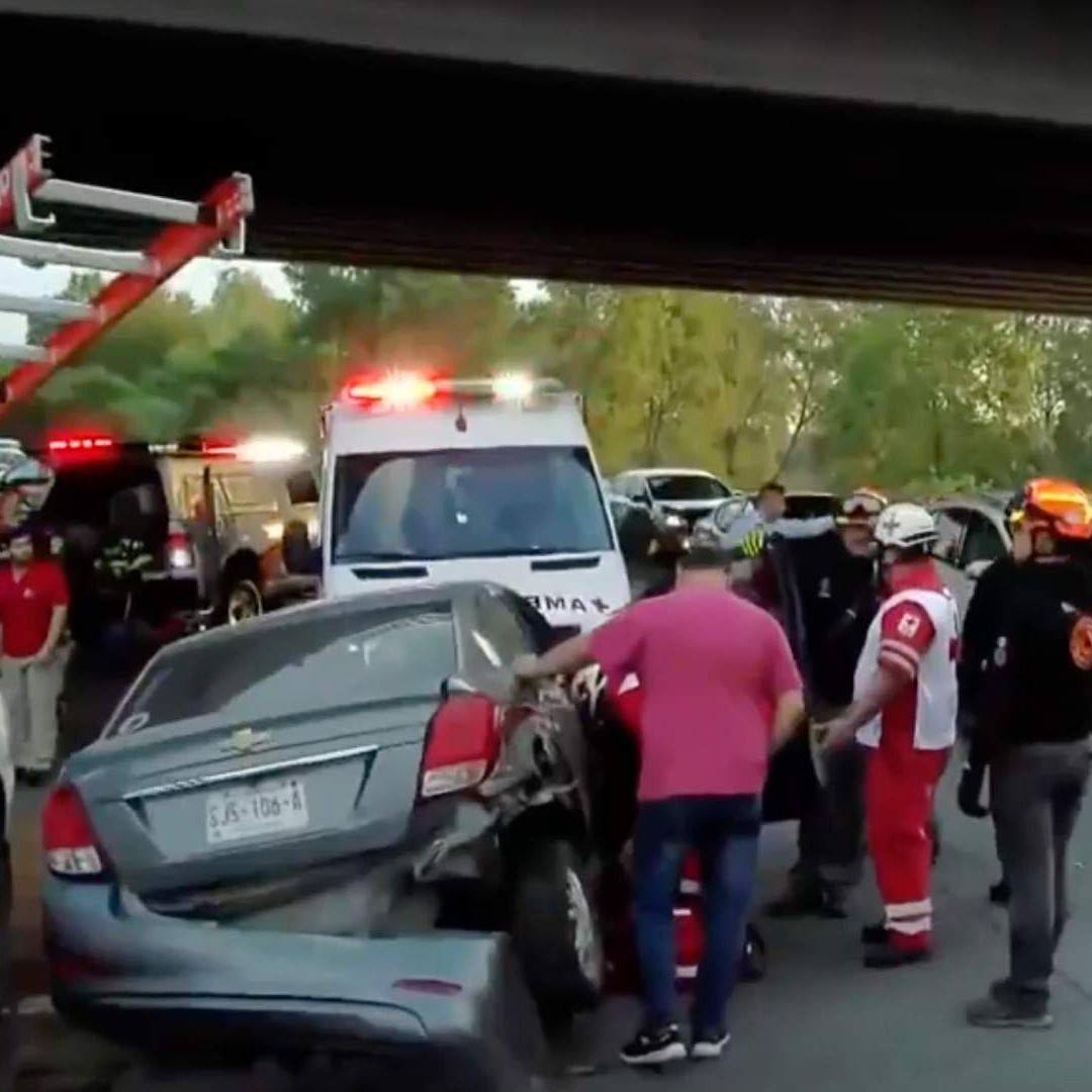Auto Cae de Puente sobre Dos Vehículos en Monterrey, Nuevo León