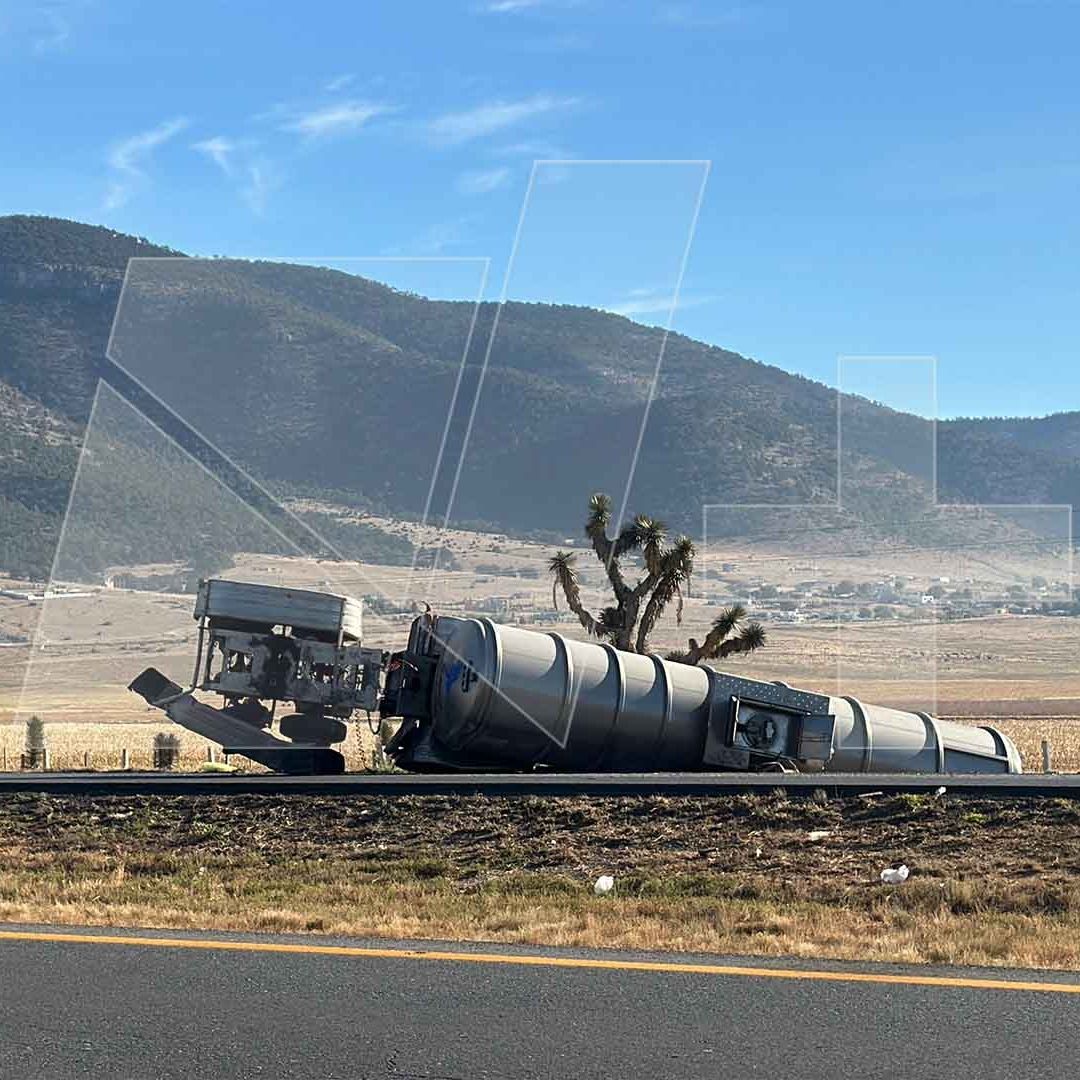 Cierran Carretera 57 por Volcadura de Pipa con Material Peligroso