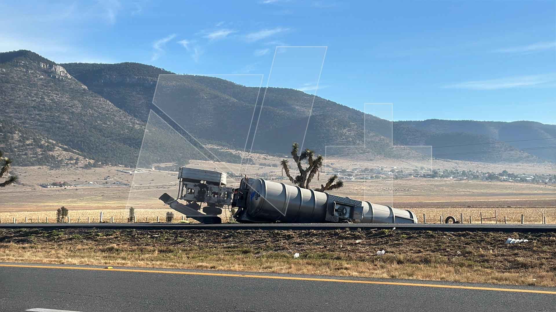 Cierran Carretera 57 por Volcadura de Pipa con Material Peligroso