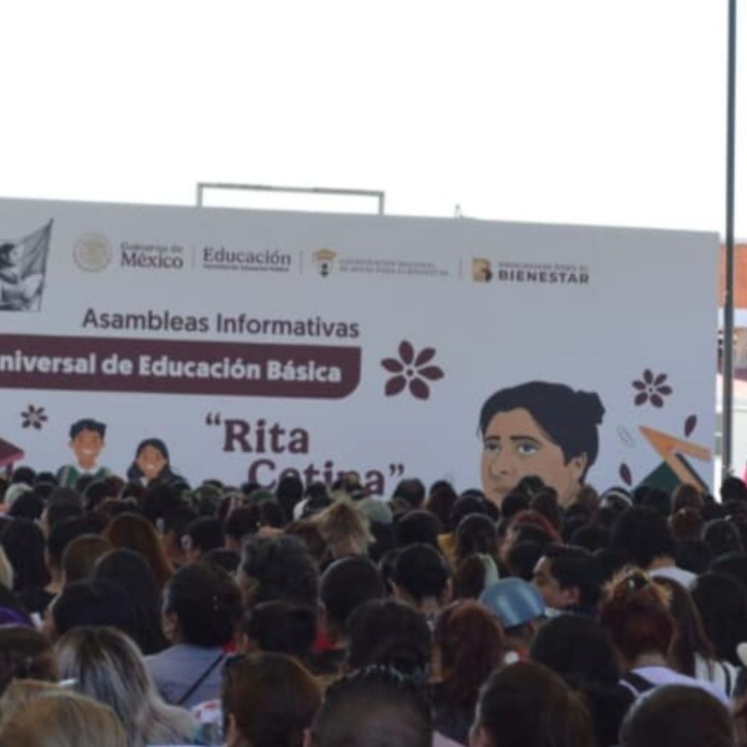Estudiantes de secundaria en México reciben información de la Beca Rita Cetina