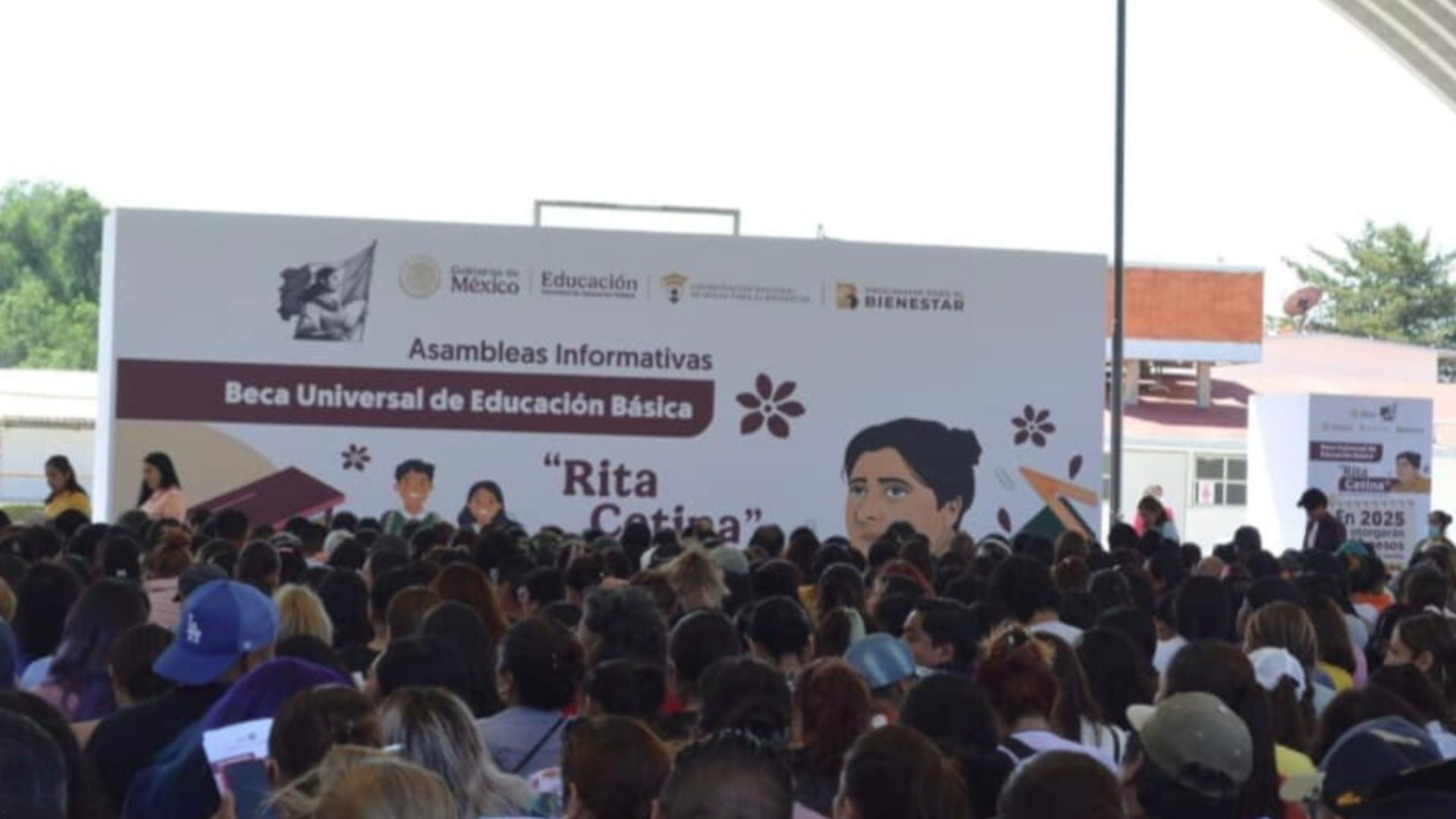 Estudiantes de secundaria en México reciben información de la Beca Rita Cetina