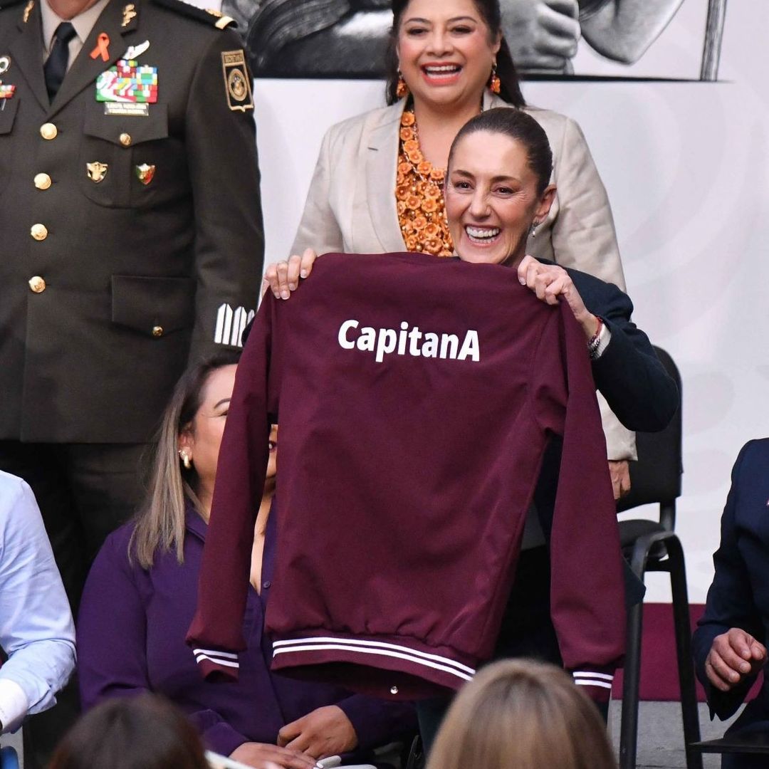 Claudia Sheinbaum recibe chaqueta que dice ‘capitana’