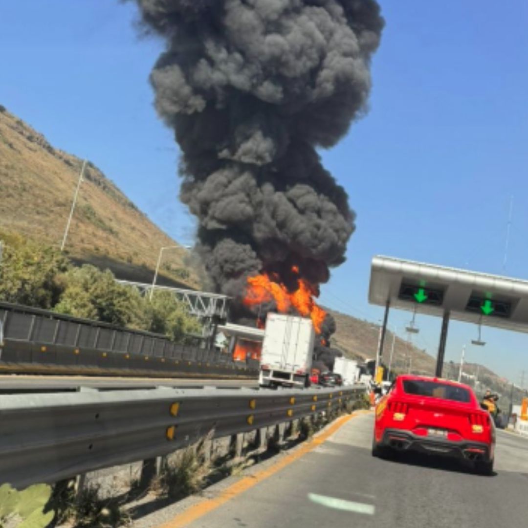 Explosión e incendio de una pipa de gas en una caseta de cobro de la autopista Chamapa-Lechería