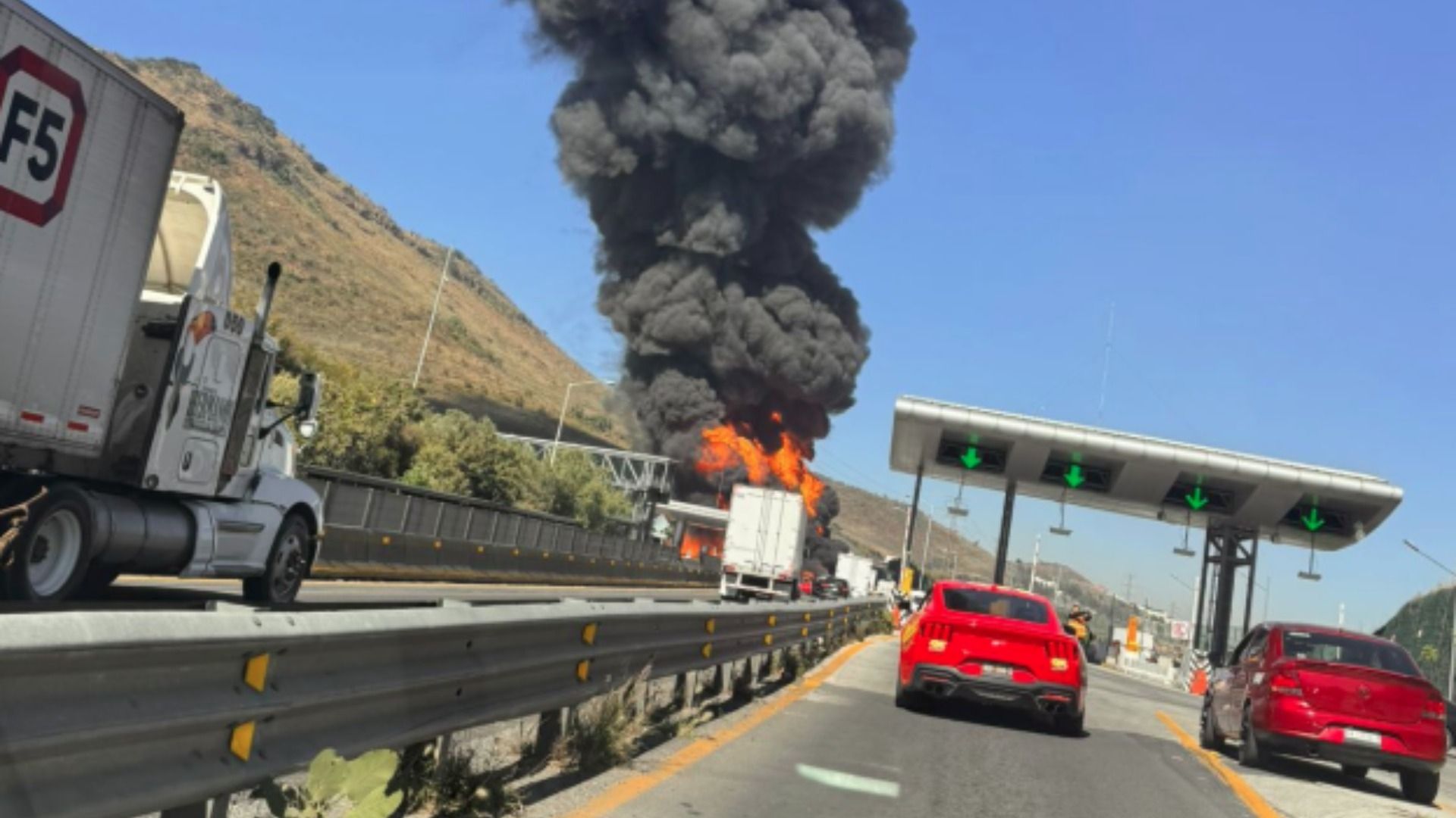 Explosión e incendio de una pipa de gas en una caseta de cobro de la autopista Chamapa-Lechería