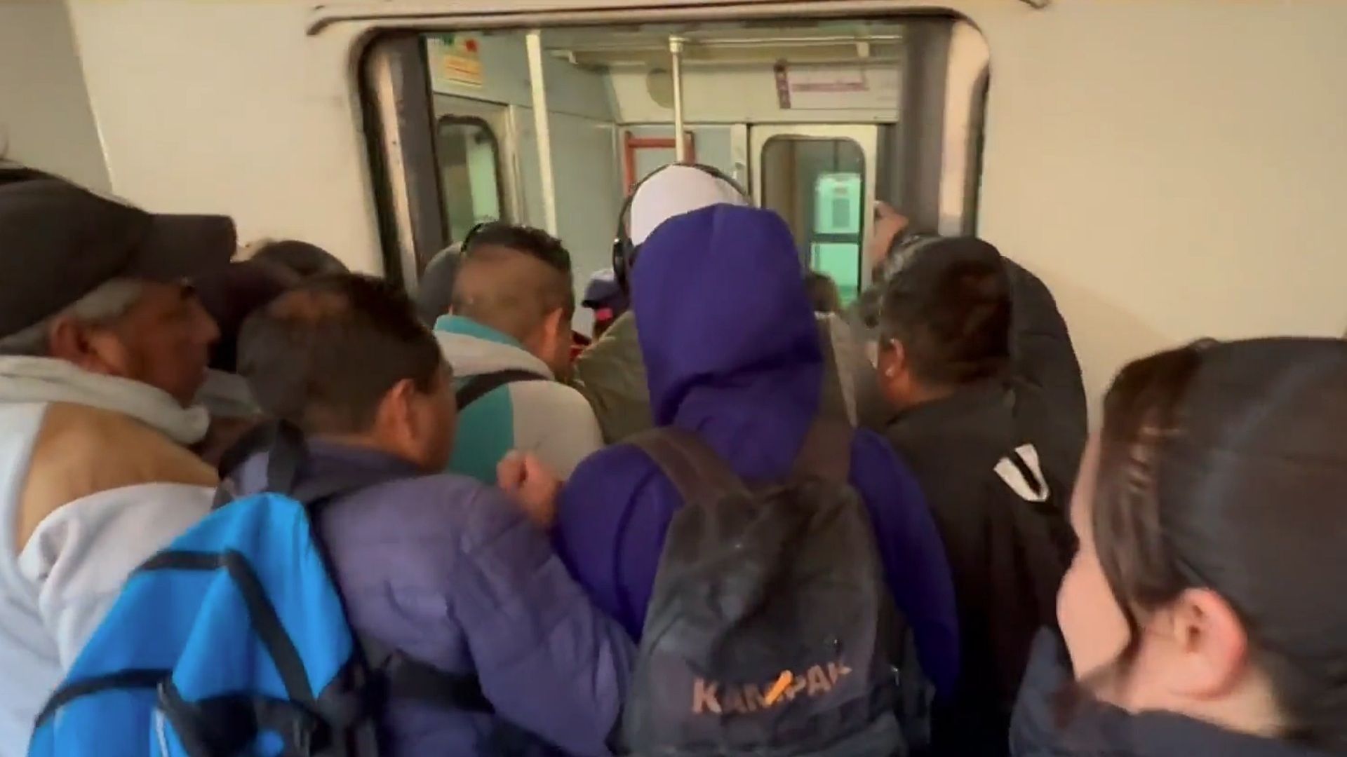 Viacrucis en el Transporte Público: ¿Cuántas Horas Pasan las Personas al Día en el Tráfico de CDMX?