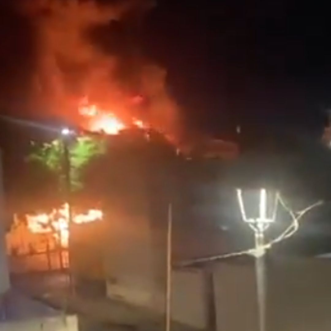 Se Está Incendiando el Gran Bodega del Infonavit Amalucan en Puebla