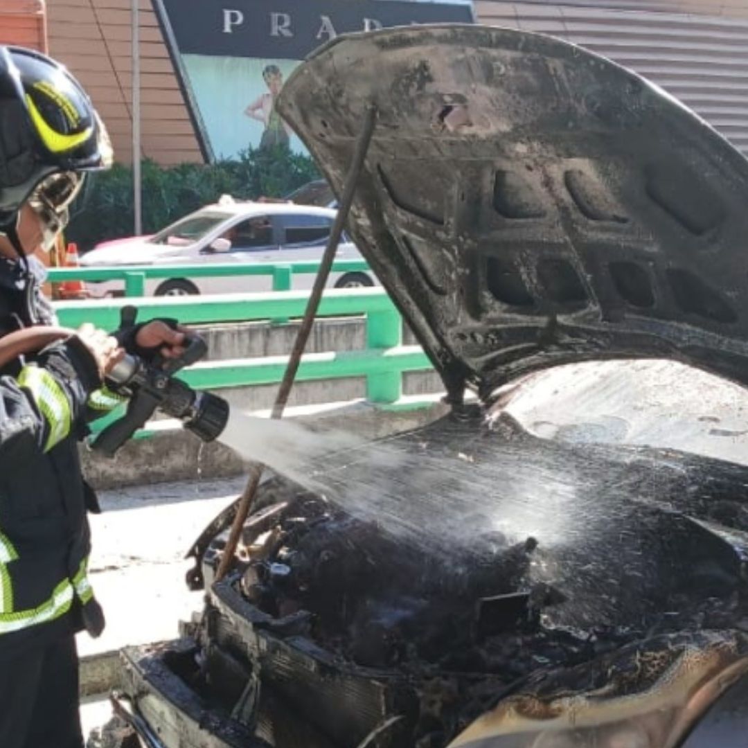 Bomberos de la Ciudad de México se hicieron cargo de apagar un auto en llamas en Periférico Sur, CDMX