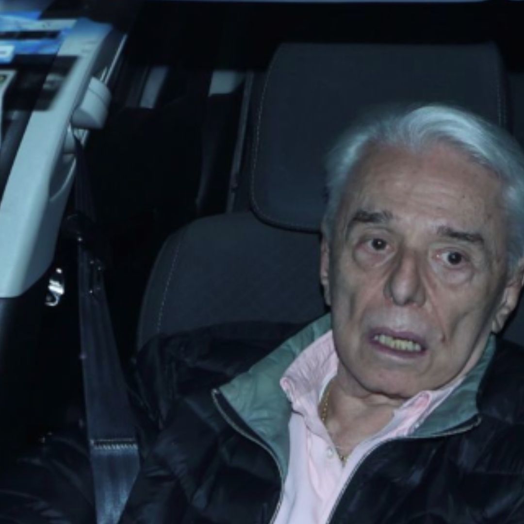 Enrique Guzmán a bordo de su automóvil